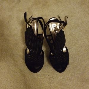 SHI BLACK HEELS